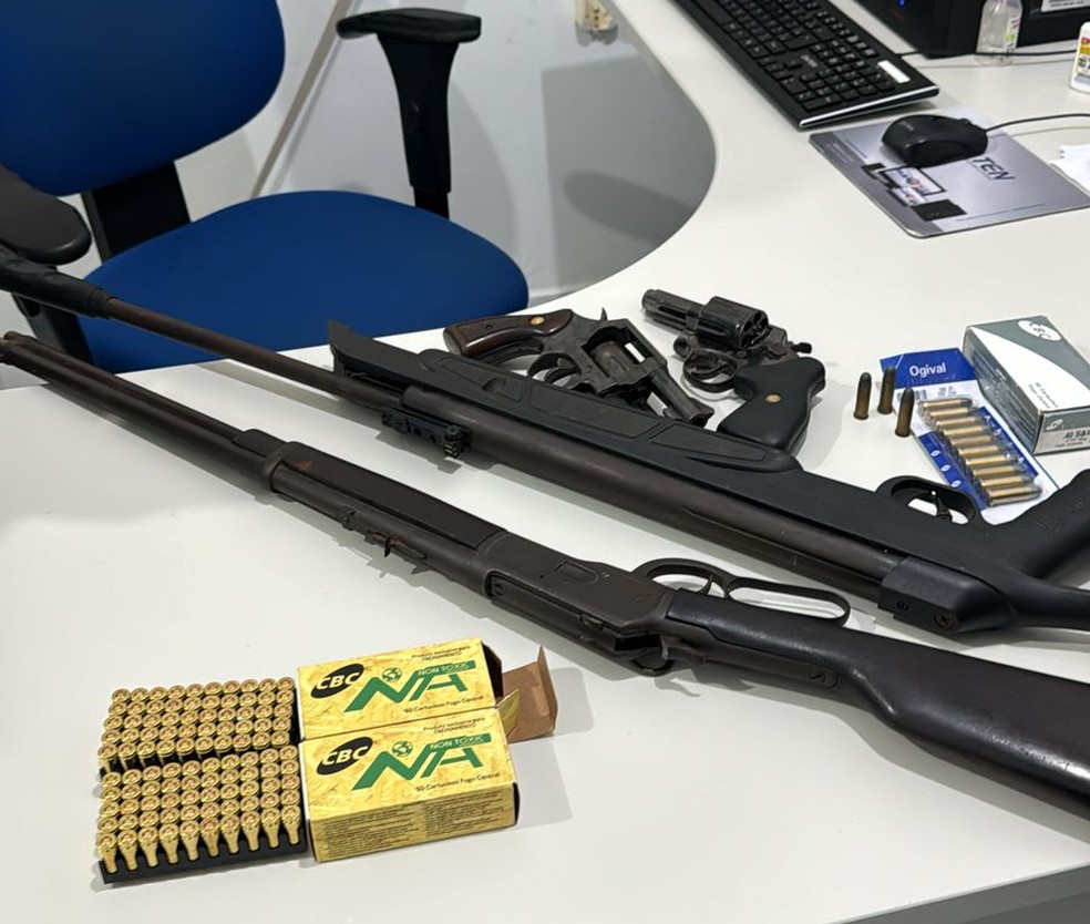 Operação da Polícia Civil apreende munições, dois revólveres, um rifle e uma espingarda semiautomática — Foto: Ascom/Polícia Civil de Pernambuco