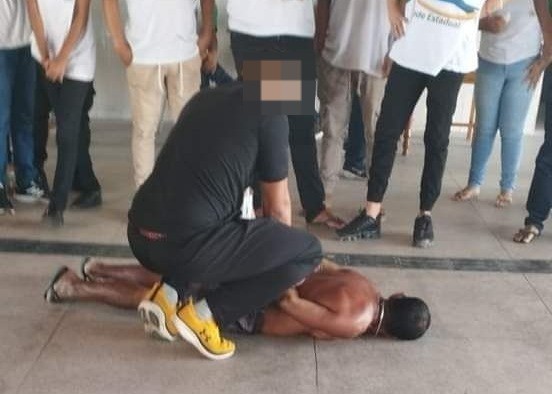 Homem invade escola com faca e ameaça estudantes em Cajueiro da Praia, litoral do Piauí