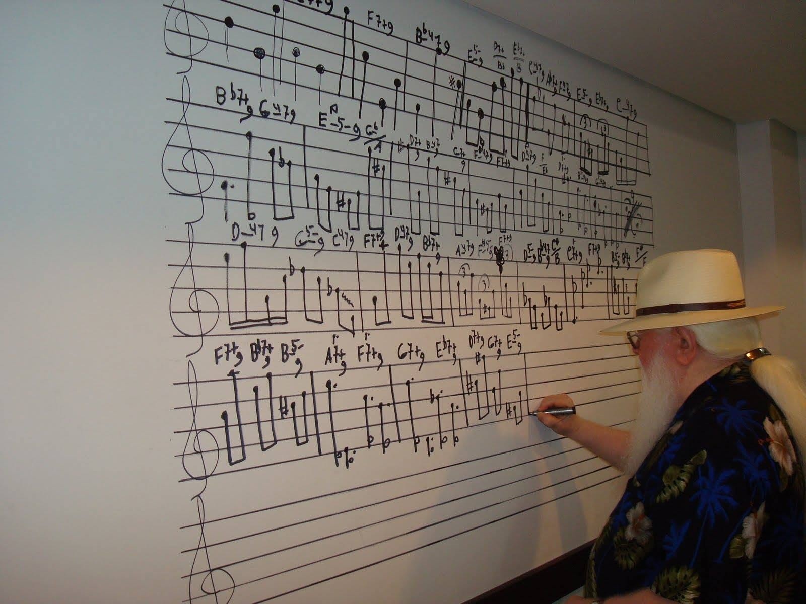 Feito de som: nos 12 anos em que viveu em Curitiba, Hermeto Pascoal deixou música até nas paredes
