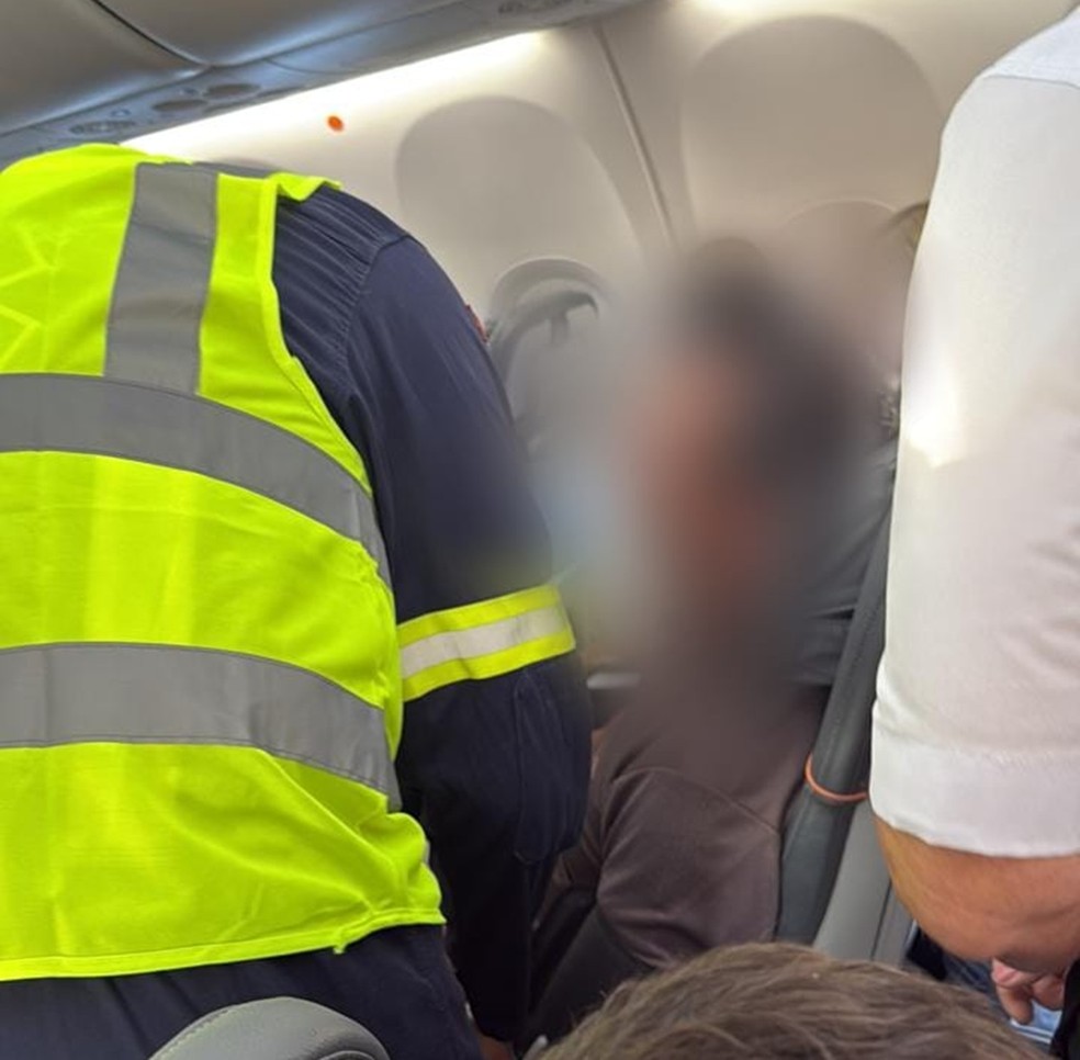 Passageiro é atendido após passar mal dentro de avião — Foto: Reprodução