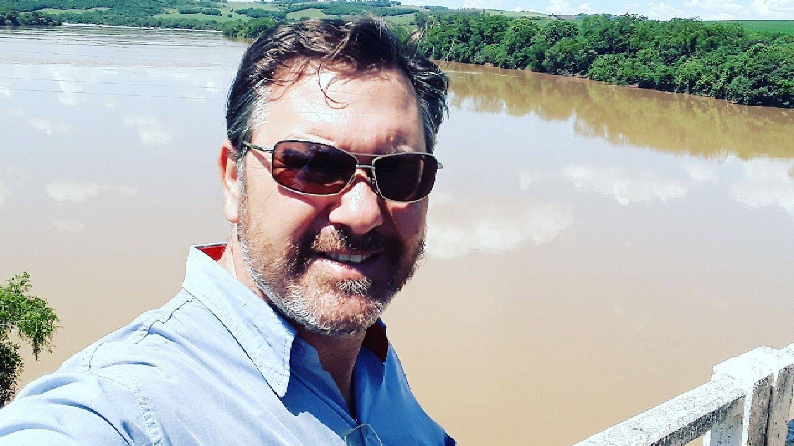 Trabalhador morre depois de ser atingido por poste de mais de uma tonelada que se soltou de guindaste durante transporte no Paraná
