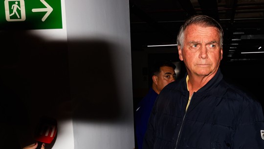 Moraes decreta prisão domiciliar de Jair Bolsonaro; PF faz buscas na casa do ex-presidente - Ministro do STF impõe tornozeleira eletrônica e proibição de visitas após ex-presidente descumprir restrição ao uso de redes sociais por meio de aliados.