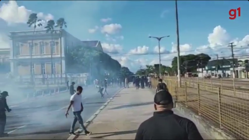 Repressão da PM usou bomba de efeito moral contra policiais penais que protestam na Almirante Barroso — Foto: Reprodução/TV Liberal