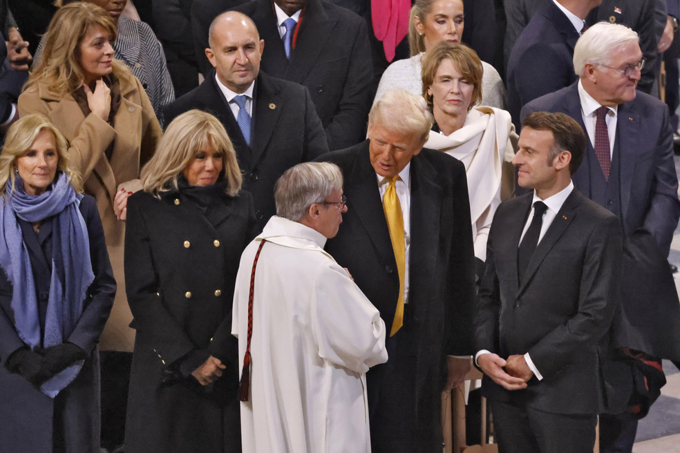 Trump e Macron participaram da cerimônia de reinauguração da Catedral de Notre-Dame — Foto: Ludovic Marin, Pool via AP