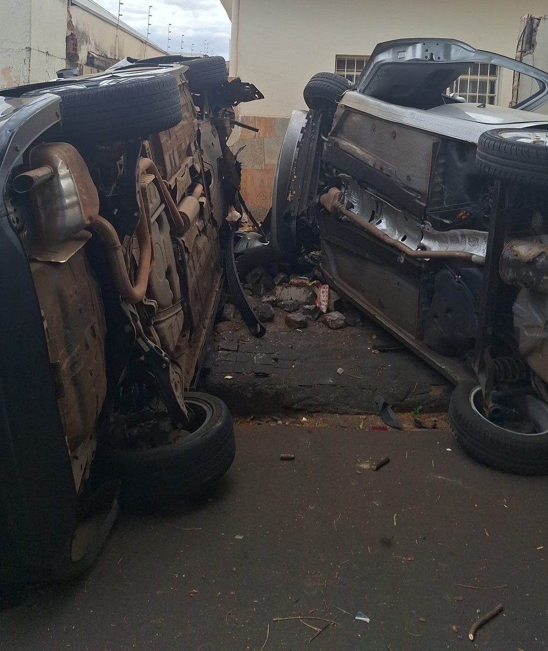 VÍDEO: Carro desgovernado atinge outros veículos que estavam estacionados em Uberlândia; muro de casa também é danificado 