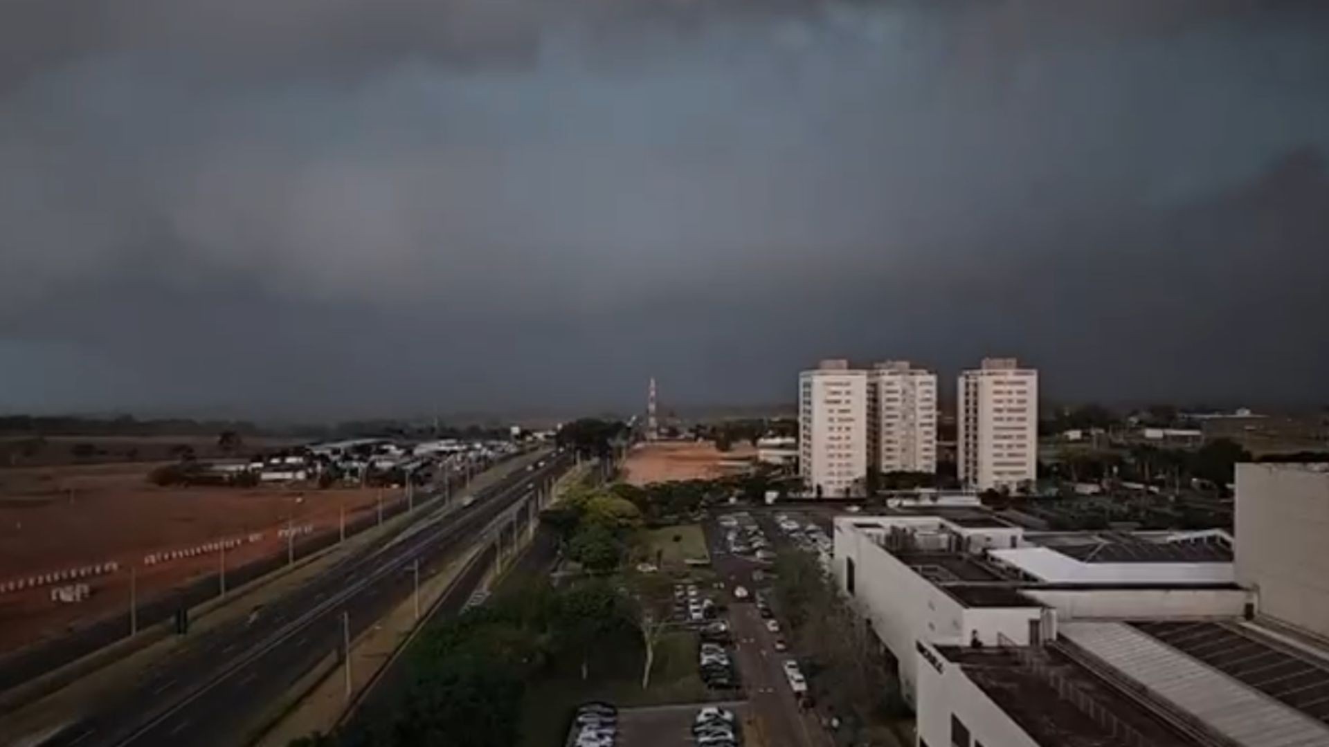 Chuva com ventos acima de 60km/h assusta moradores e causa transtornos em cidades do interior de SP