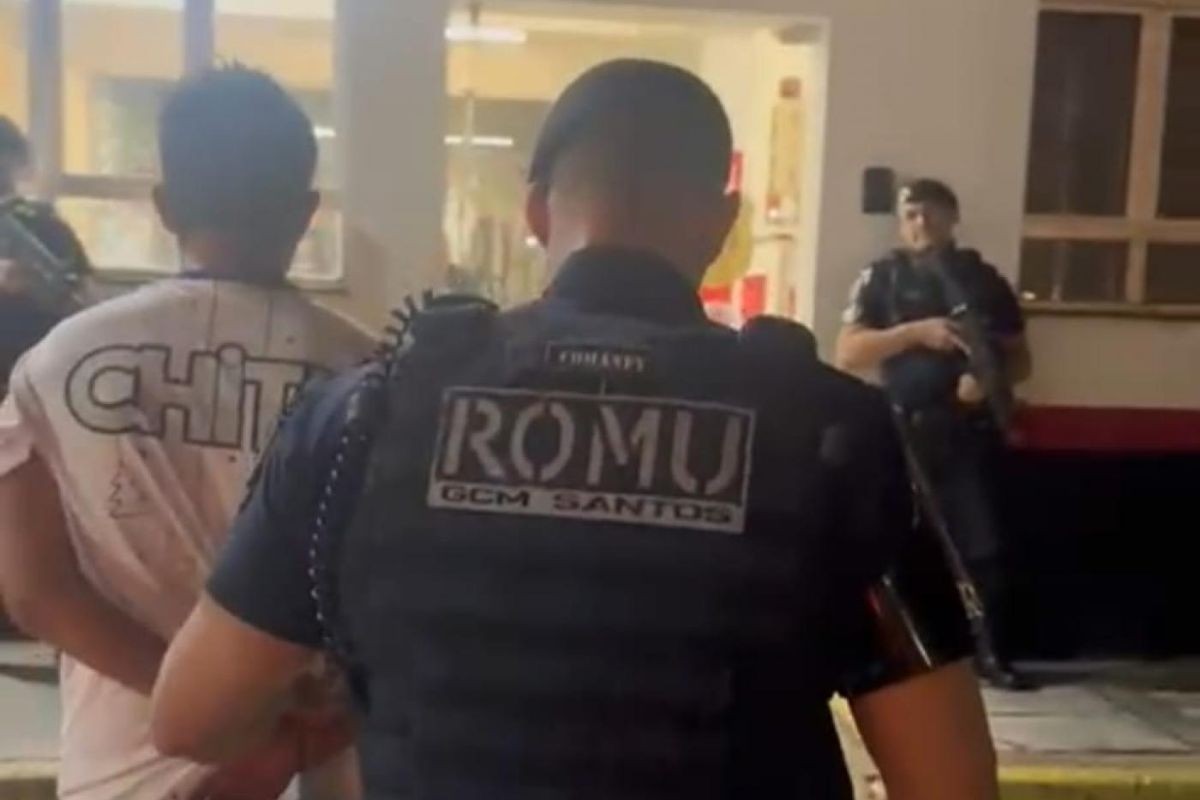 Jovem alega ter sido agredido com marteladas pela companheira, mas acaba preso no litoral de SP
