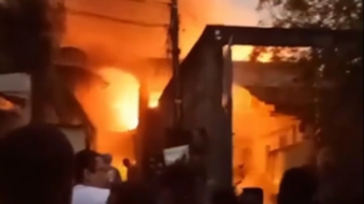 Incêndio atinge fábrica de velas em Cordovil, na Zona Norte do Rio; VÍDEO