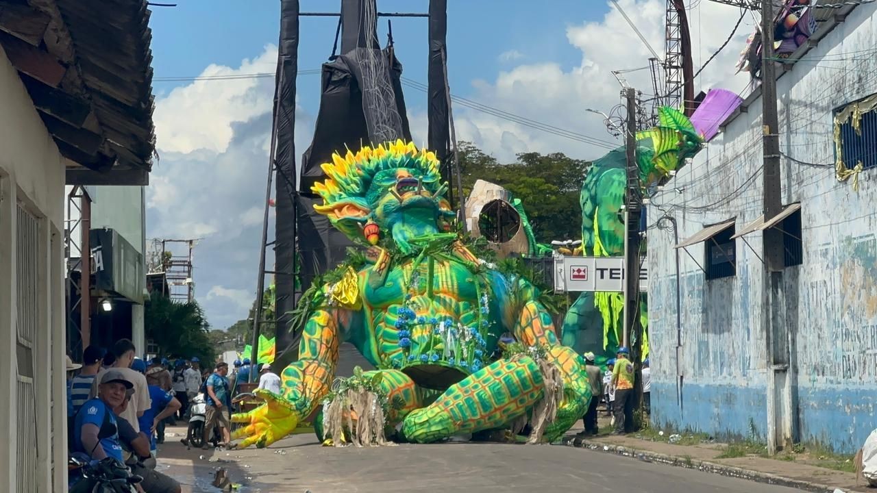 Alegoria do Caprichoso que representa lenda do Curupira despenca a caminho da concentração do Bumbódromo, em Parintins