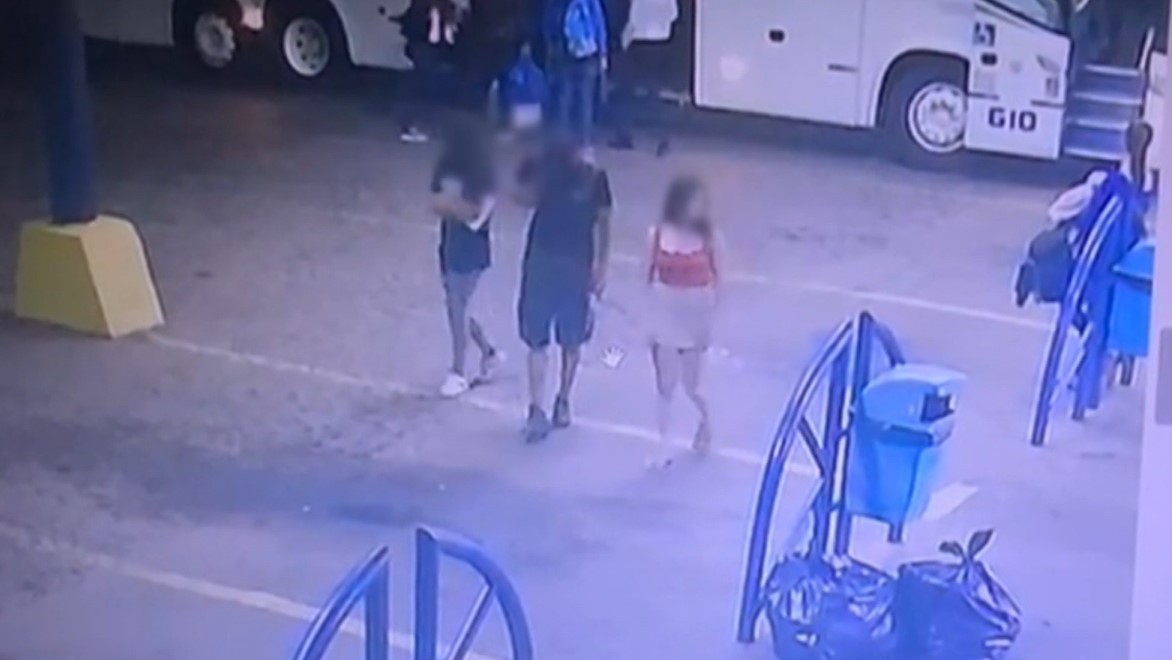 Câmeras de segurança flagraram adolescentes de Ametista do Sul com homem em rodoviária; VÍDEO