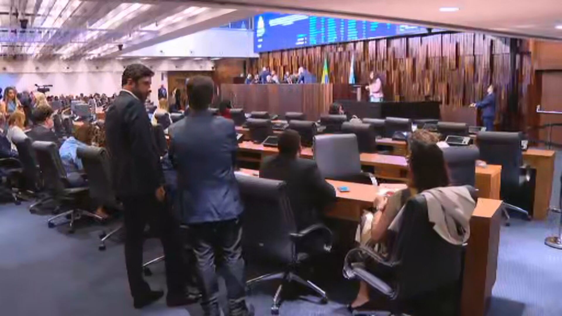 Alerj discute projeto do governo para usar recursos da previdência em pagamentos de dívidas; servidores protestam