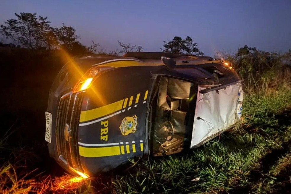 Motorista da viatura perdeu controle da direção e veículo capotou diversas vezes. — Foto: Tudo do MS/Reprodução