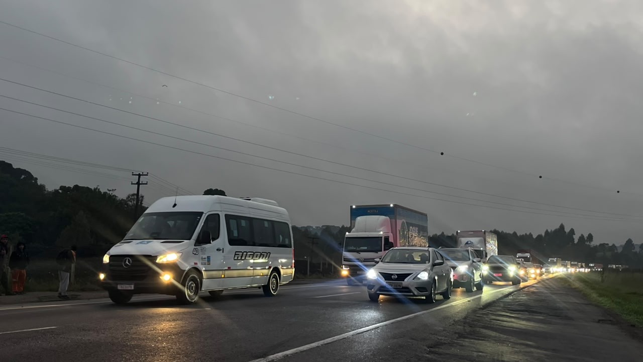 Acidente na BR-277 bloqueia pista e deixa trânsito lento em Campo Largo, no sentido interior