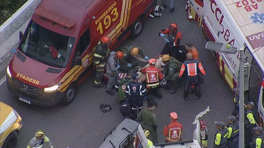 Caminhão com quatro pessoas cai de ponte na Marginal Tietê