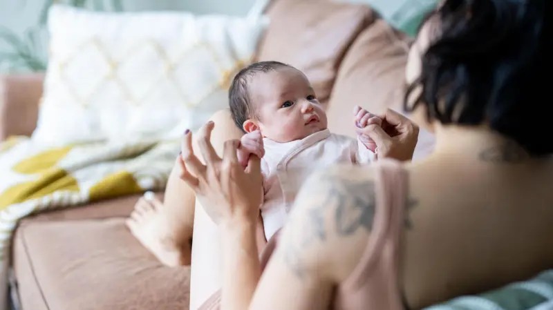 'Achei que tinha matado meu bebê': como psicose pós-parto pode virar do avesso a vida de novos pais