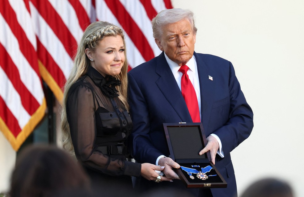 Erika Kirk , esposa do assassinado comentarista conservador Charlie Kirk , recebe a Medalha da Liberdade concedida postumamente a Charlie Kirk pelo presidente dos EUA, Donald Trump — Foto: REUTERS/Kevin Lamarque