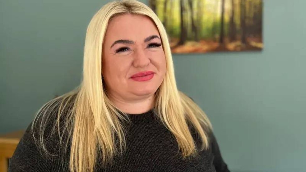 Jo Moore disse que também há sessões de apoio para as famílias de jovens que desenvolveram dependência de cetamina — Foto: BBC