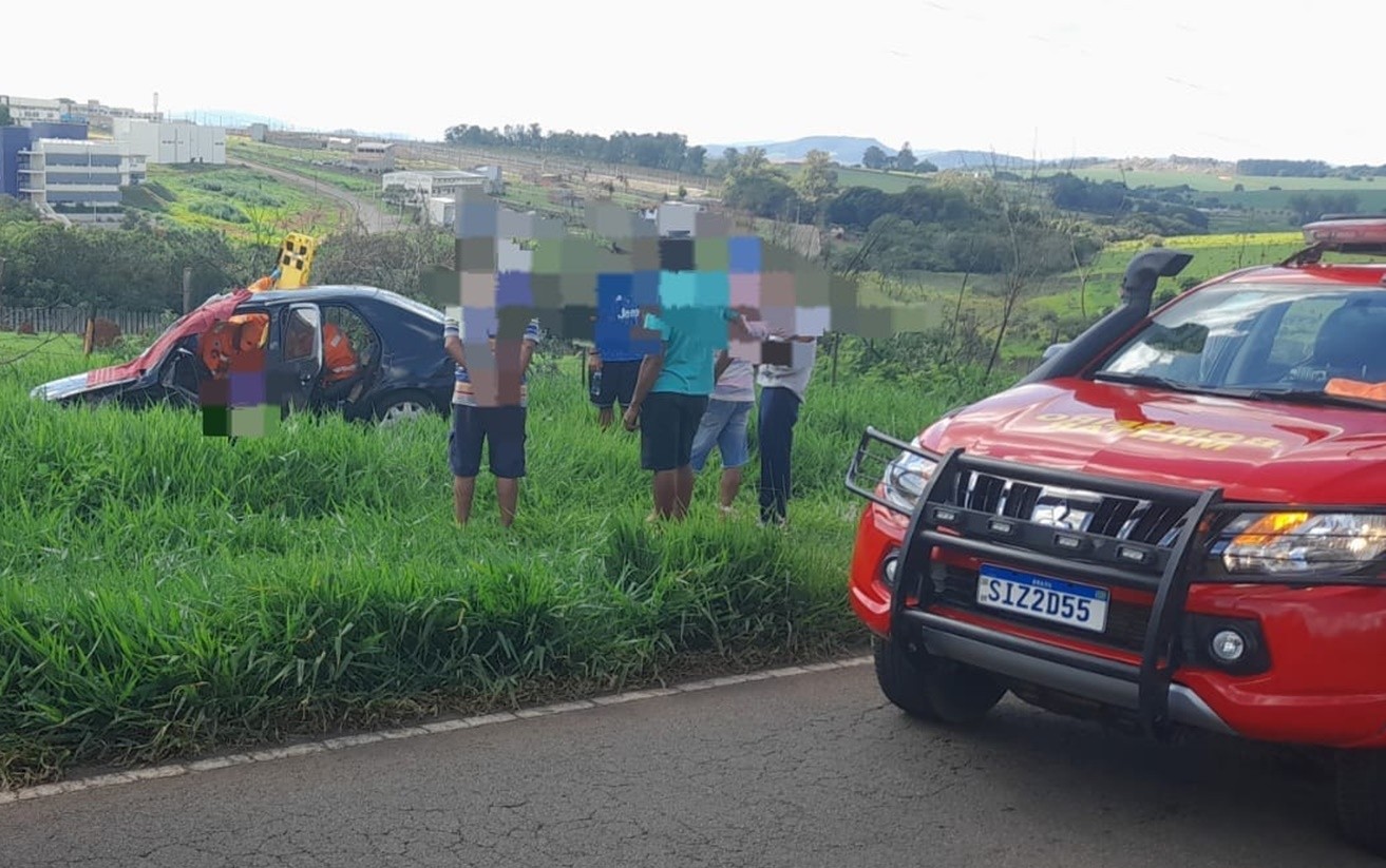 Dois carros batem de frente e motoristas são encaminhados para o hospital em Alfenas, MG