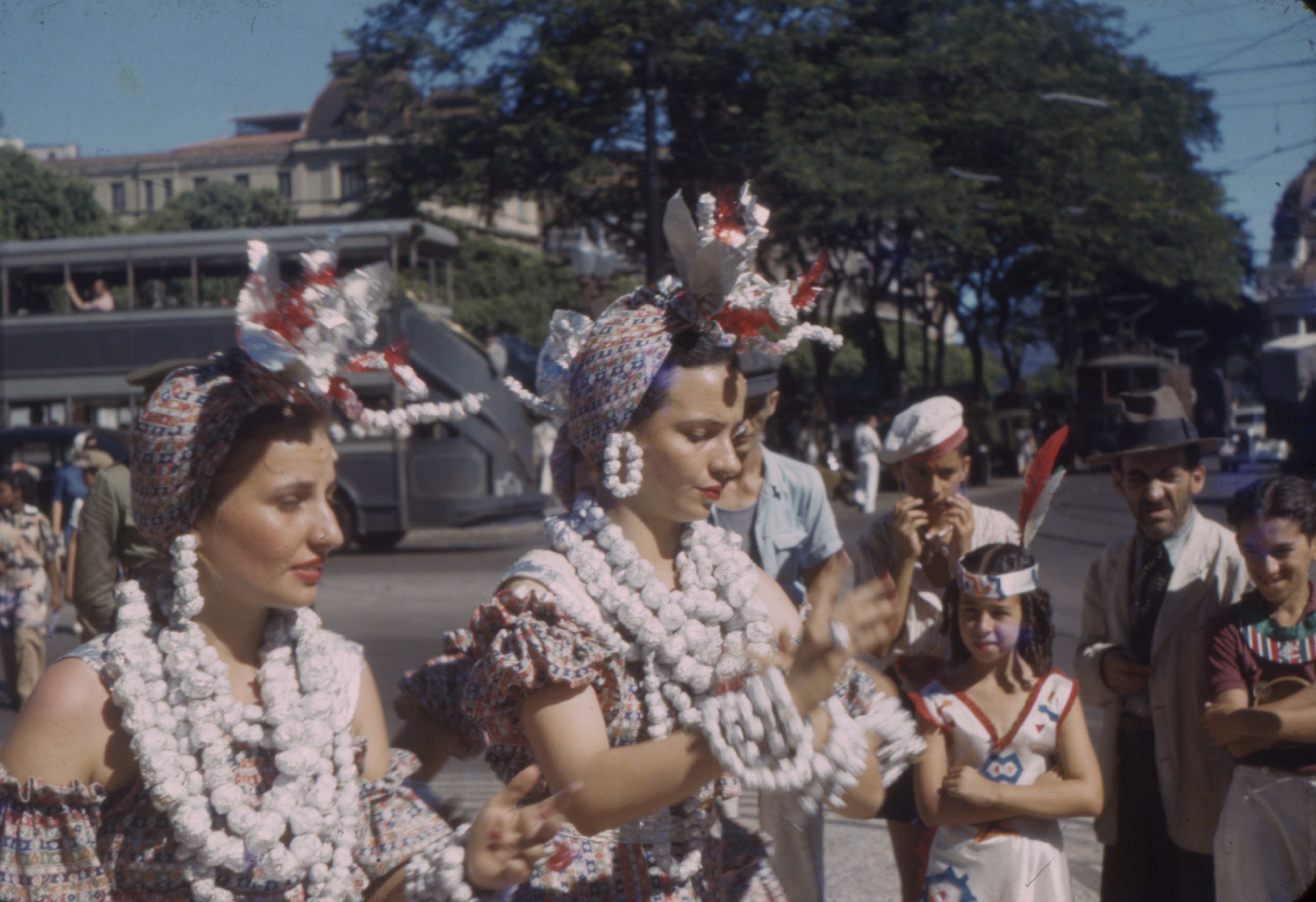 ‘Tarados de Roma’, ‘Chavequeiros’ da Praça Onze: álbuns revelam 'miniblocos' e detalhes da folia de 80 anos atrás