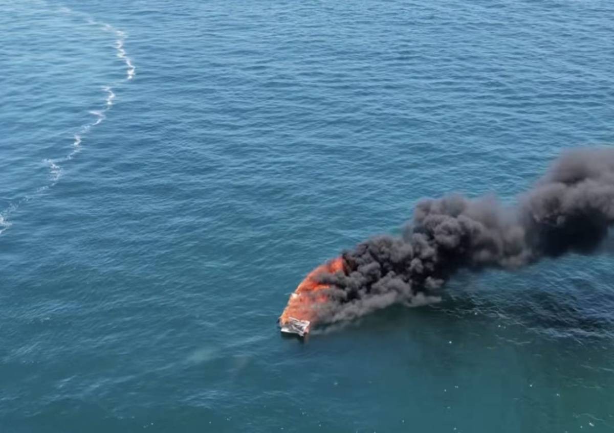 Lancha pega fogo e deixa pelo menos cinco feridos em Angra dos Reis