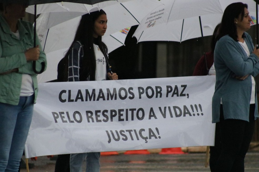 Professores e funcionários de creche de Saudades, onde houve chacina, levam cartazes em frente ao fórum durante júri de acusado — Foto: Andrielli Zambonin/NSC TV