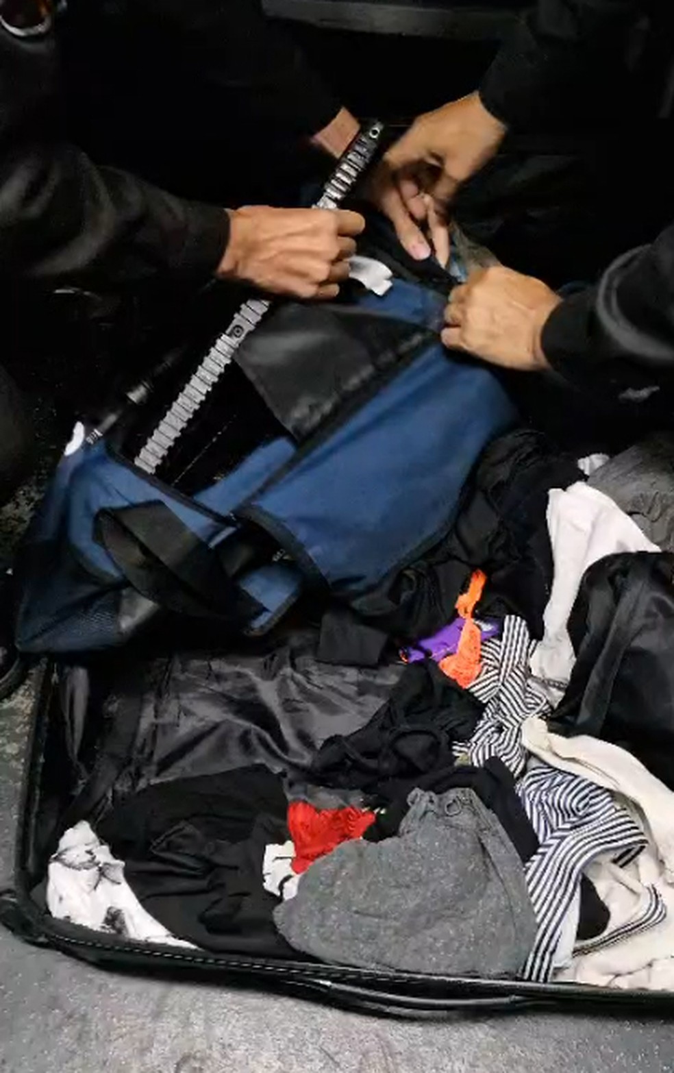 PM prende mulher que carregava fuzis em bagagem na Rodoviária do Rio — Foto: Divulgação/ PMERJ