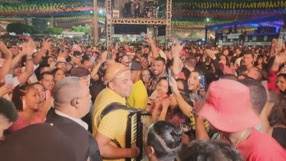 Após problemas técnicos, Chambinho do Acordeon desce de palco e continua show no meio do público no sudoeste da Bahia — Foto: Reprodução/TV Bahia