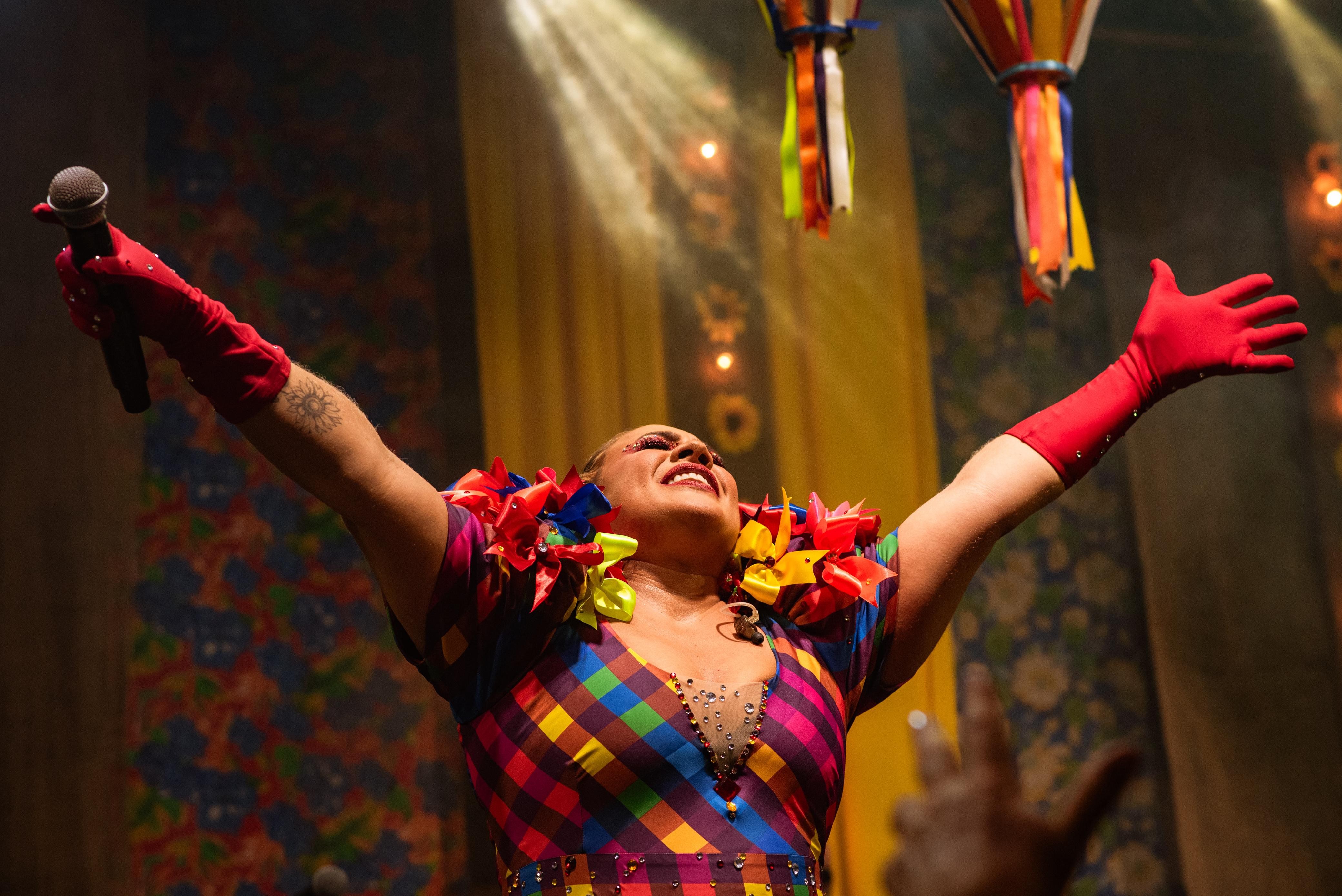 Kel Monalisa celebra 11ª edição de Arraiá com músicas que levantam o público e marca prévias de São João: 'Ansiosíssima'