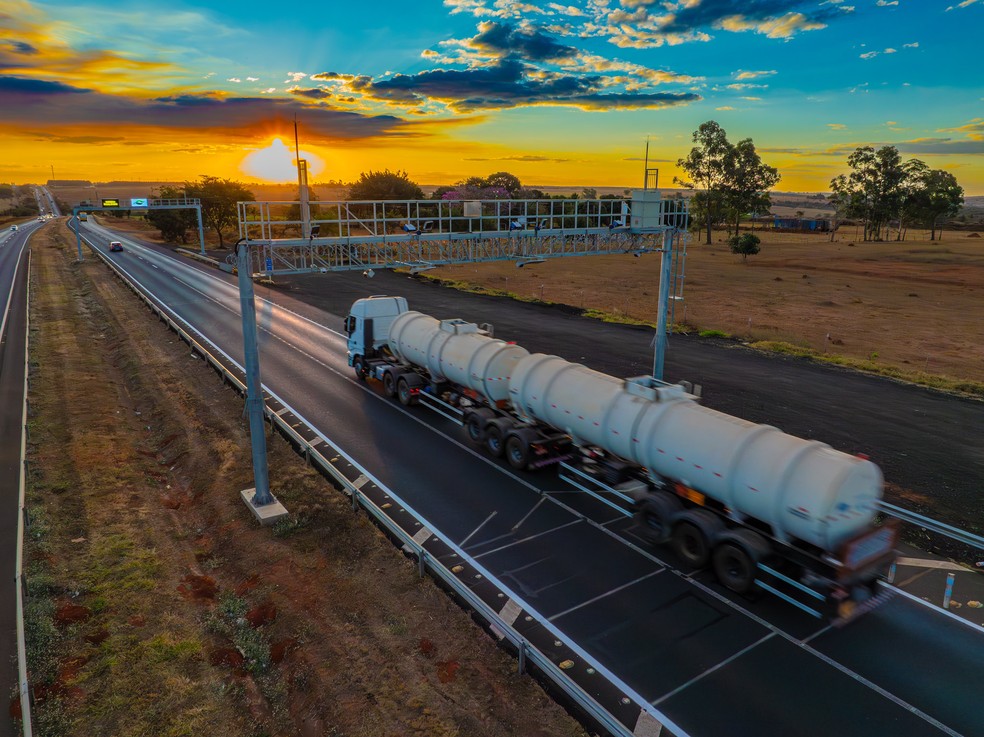 Caminhão passa por ponto de pesagem em movimento em estrada que liga Uberlândia (MG) a Jataí (GO) | Foto: Divulgação/Ecovias do Cerrado