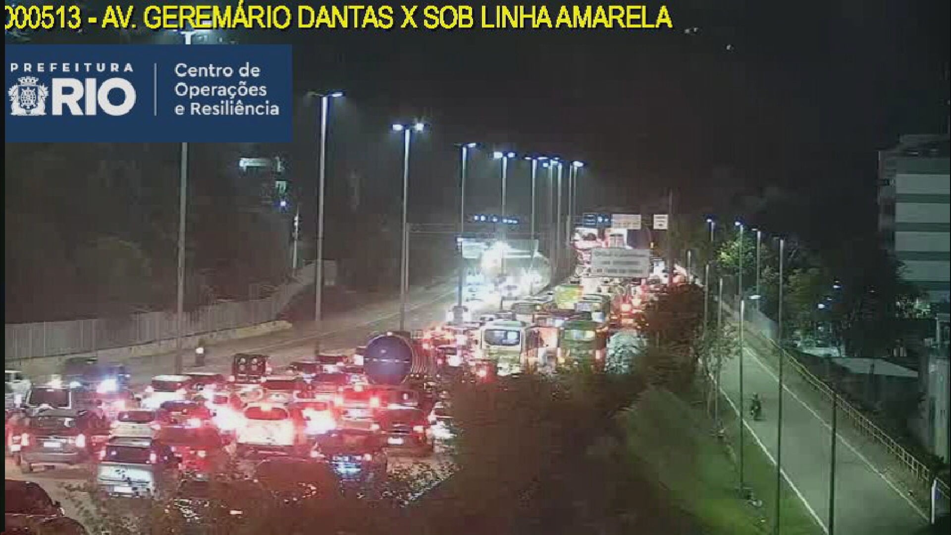Batida entre carro, ônibus e caminhão deixa trânsito lento na Linha Amarela