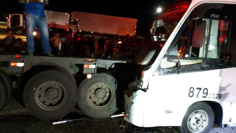 Micro-ônibus estava levando pacientes para a cidade de Independência quando bateu na traseira de uma carreta. — Foto: Corpo de Bombeiros/ Divulgação