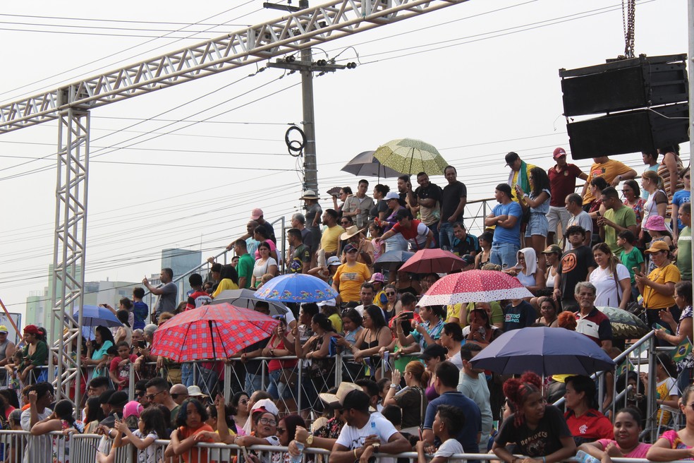Público assiste desfile de escolas municipais em Porto Velho — Foto: Foto: Mateus Santos/g1
