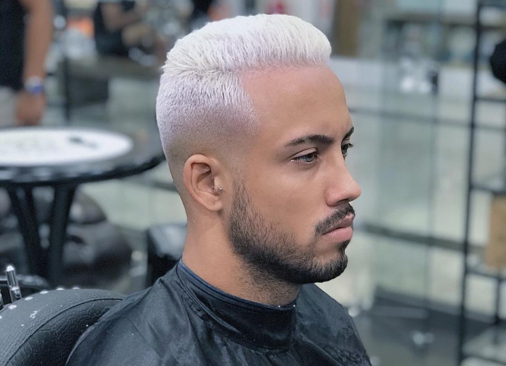 Cabelo branco masculino jovem online