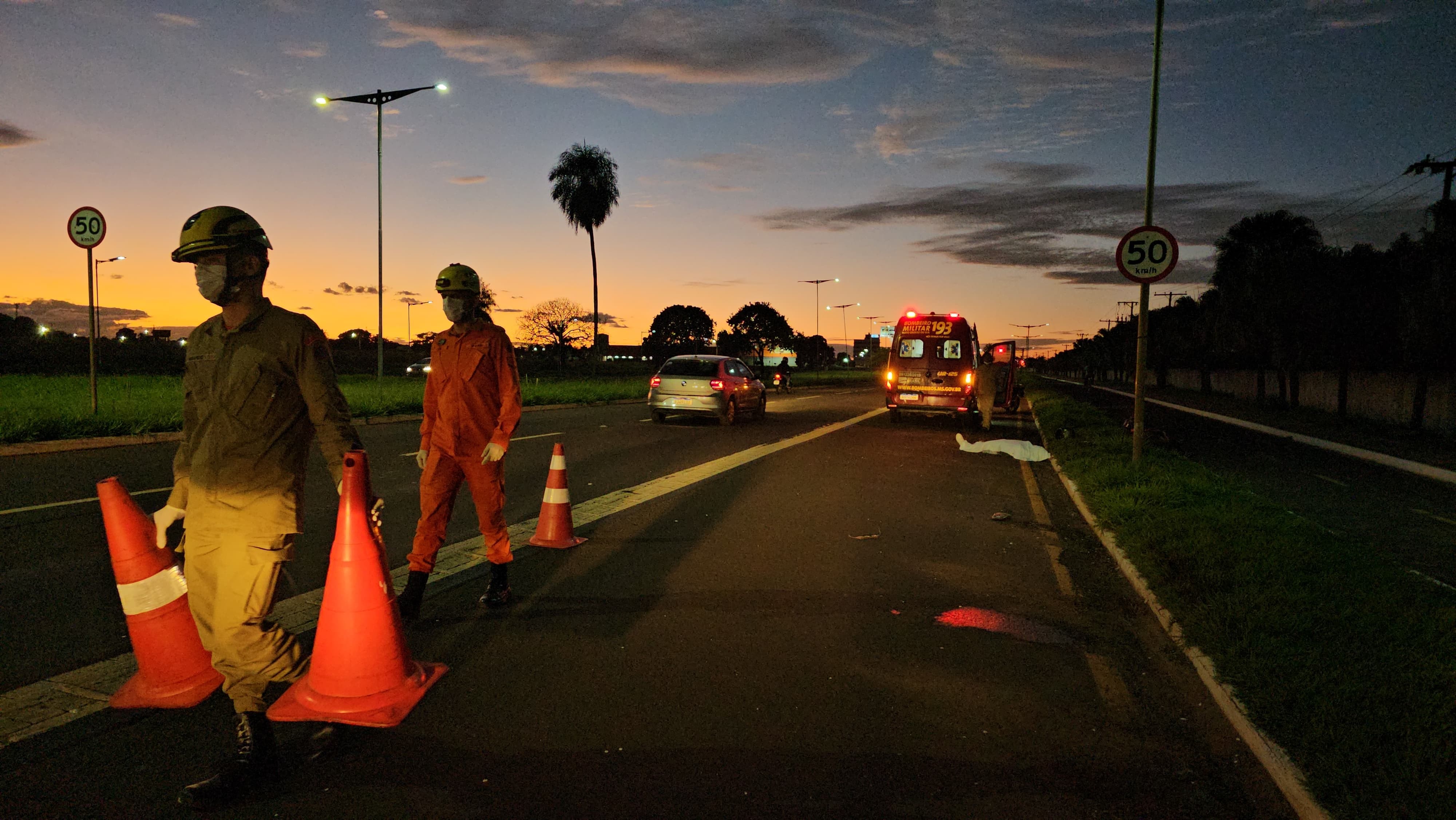 Motociclista morre após perder controle da direção e cair em canteiro de avenida
