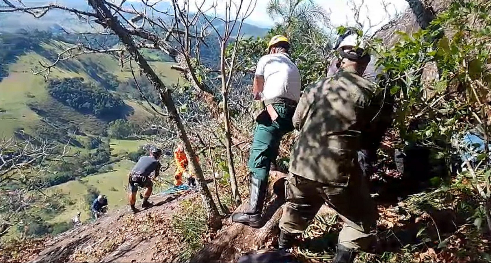 Mulher é resgatada após cair durante escalada na Pedra Branca no Sul de Minas