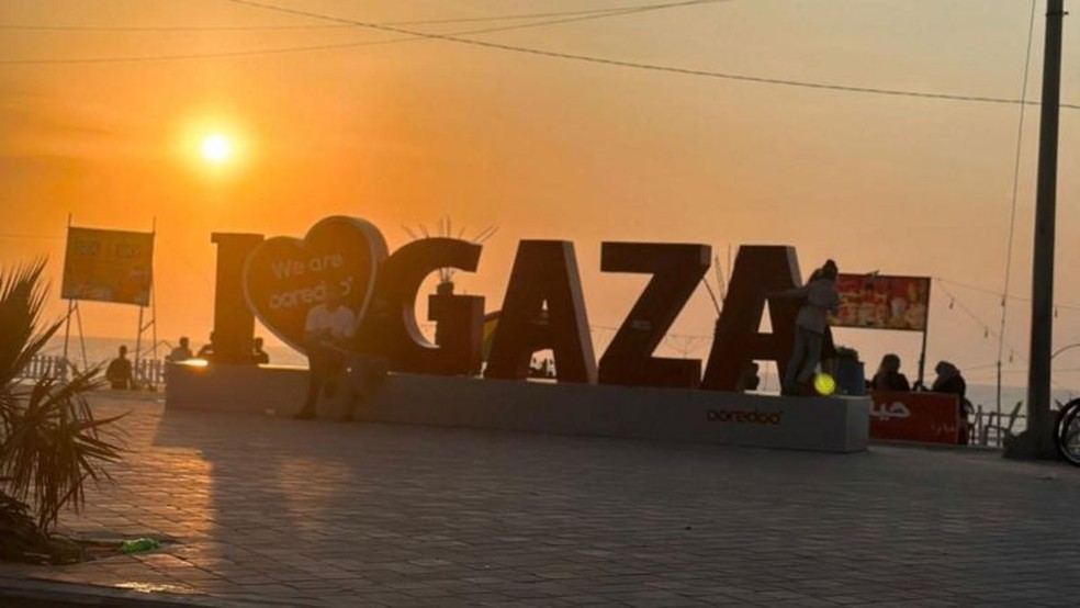 Moradores tiram foto com os dizeres "Eu amo Gaza" — Foto: BBC