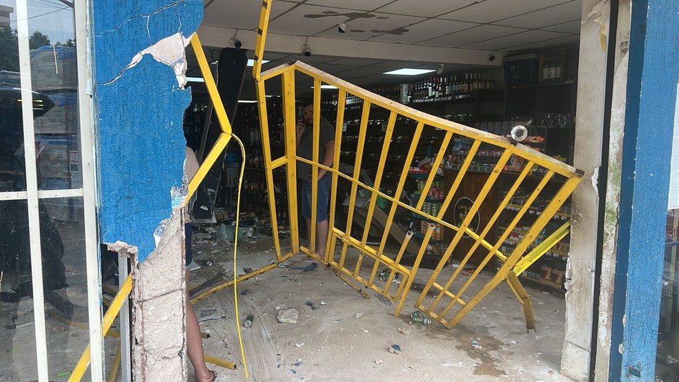 Estado que ficou a entrada da distribuidora de bebidas após ser invadida por carro — Foto: Kaliton Mota/TV Anhanguera
