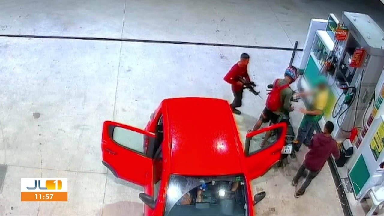 Câmera de segurança flagra assalto com fuzis a posto de combustível em Marituba, no Pará