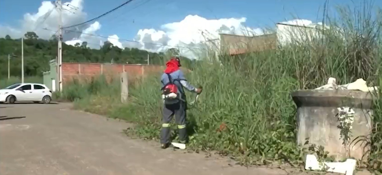Moradores compram roçadeira para limpar mato em ruas e calçadas na Zona Sul de Teresina