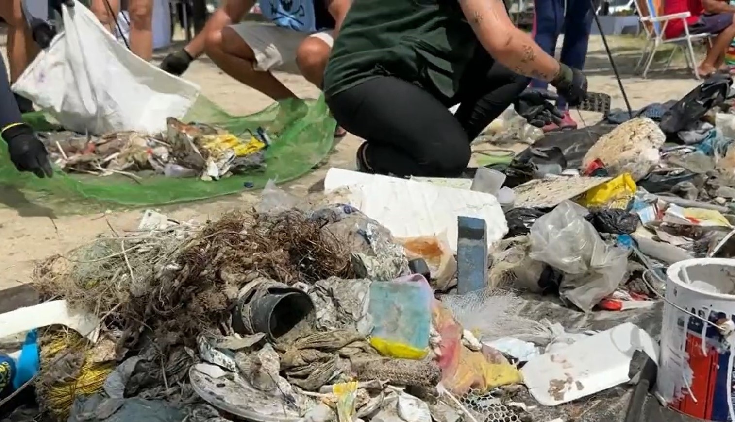 Mutirão de limpeza na Praia do Indaiá, em Caraguatatuba, recolhe 115 quilos de lixo