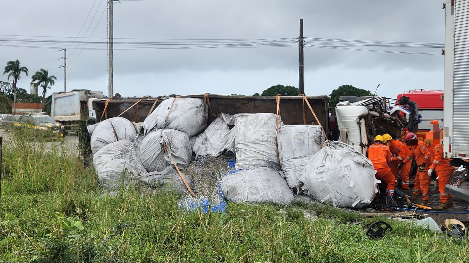 Caminhoneiro morre após bater em carreta parada fora da pista, na BR-101; corpo ficou preso às ferragens