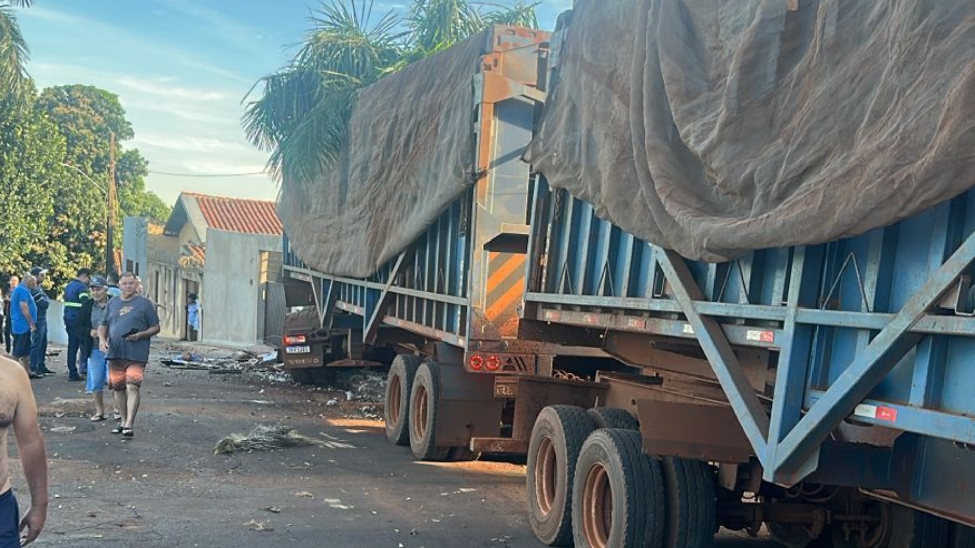 Carreta desgovernada carregada com cana-de-açúcar desce rua, atinge árvores, poste e invade casa; VÍDEO