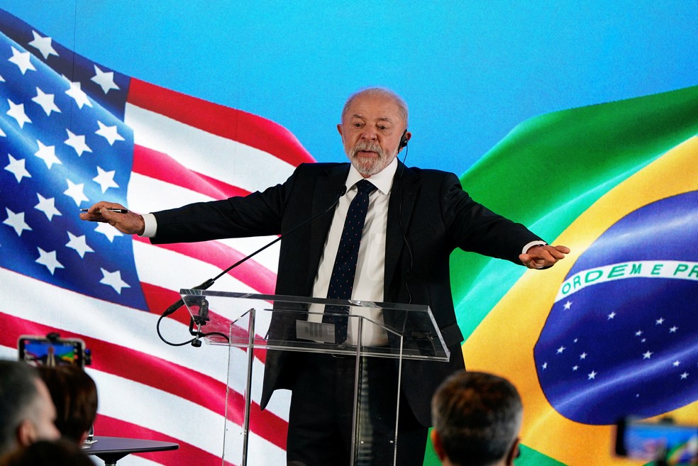 O presidente brasileiro Luiz Inácio Lula da Silva gesticula enquanto fala com repórteres após sua reunião na Casa Branca com o presidente dos EUA, Donald Trump, na Embaixada do Brasil em Washington, DC, EUA, em 7 de maio de 2026 — Foto: REUTERS/Elizabeth Frantz