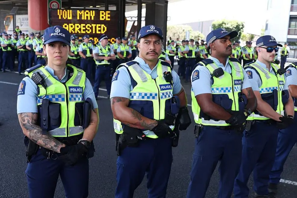 Muitos policiais neozelandeses buscam melhores oportunidades na Austrália. — Foto: Getty Images via BBC