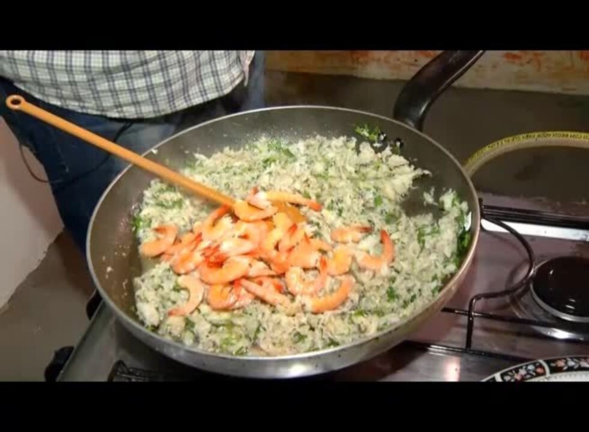 Aprenda a fazer risoto de mariscos com cachaça de jambu com mel É do