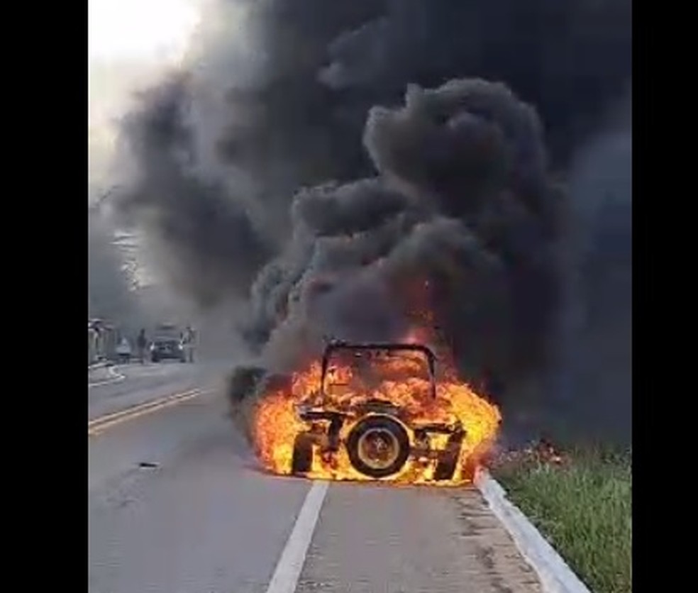 Veículo pegou fogo na BR-101, na Grande Natal — Foto: Redes sociais