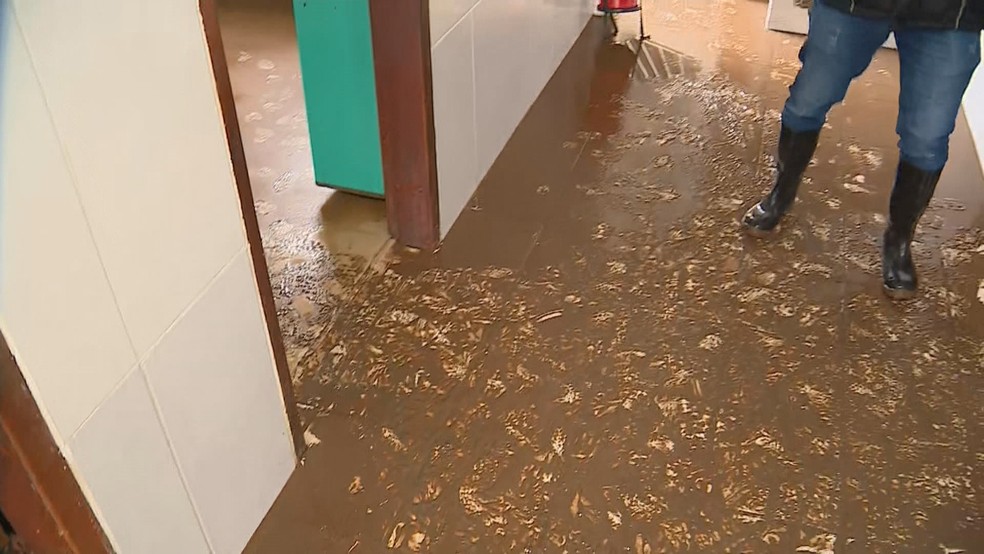 Escola suja após inundação em Porto Alegre — Foto: Reprodução/RBS TV