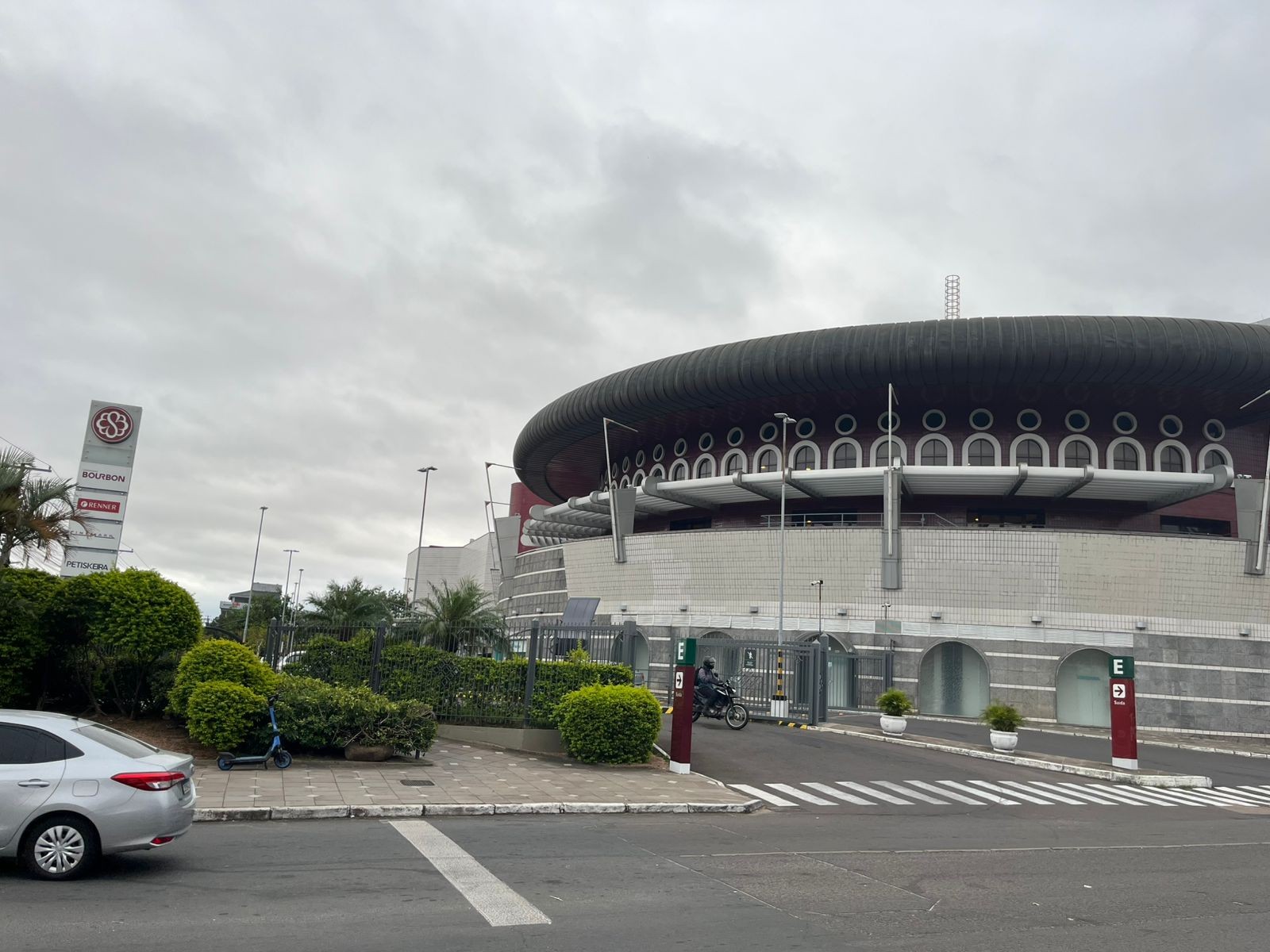Criminosos assaltam joalheria em shopping de Porto Alegre e levam peças de ouro, diz polícia