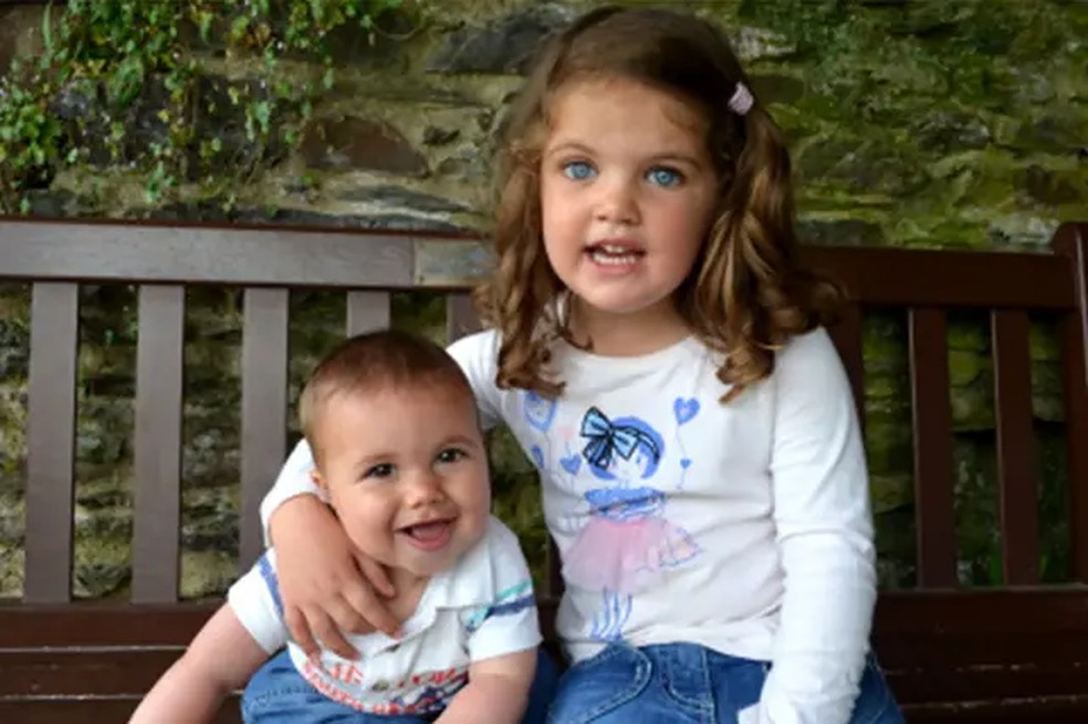 James e Kate, em fotografia de vários anos atrás, foram concebidos por meio de FIV (fertilização in vitro) — Foto: Arquivo de família