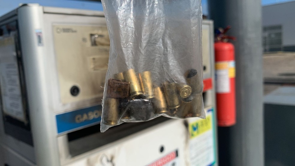 Balas recolhidas em local de crime no RN — Foto: Emerson Medeiros/Inter TV Cabugi